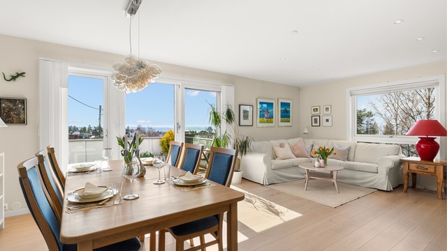 God plass til både romslig sofagruppe og stort spisebord, og løsningen legger godt til rette for sosiale sammenkomster og større middager.