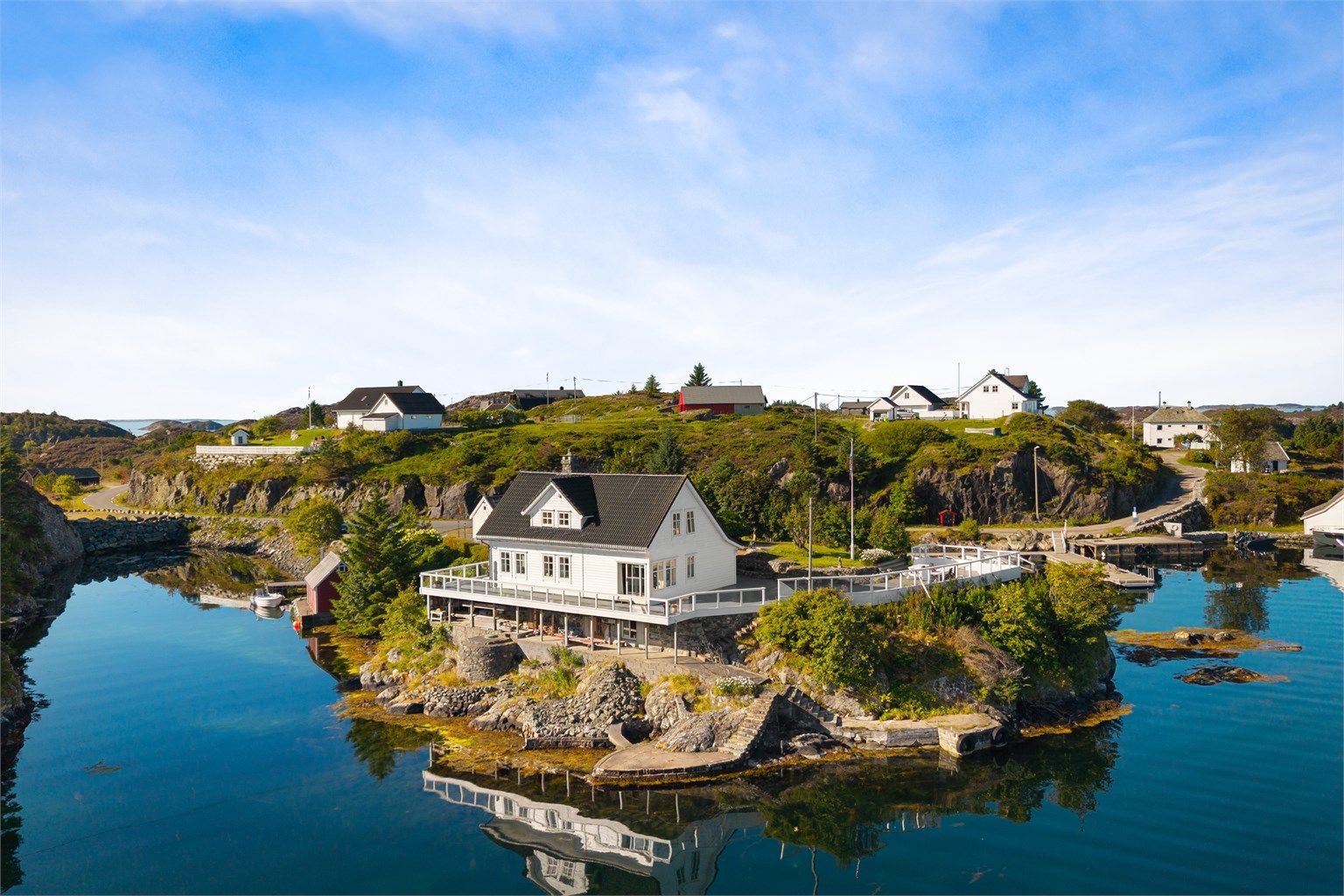 Velkommen til idylliske Baløyvegen 297 presentert av Cecilie WIlhelmsen - Krogsveen Åsane. (foto: Stian Inderhaug)