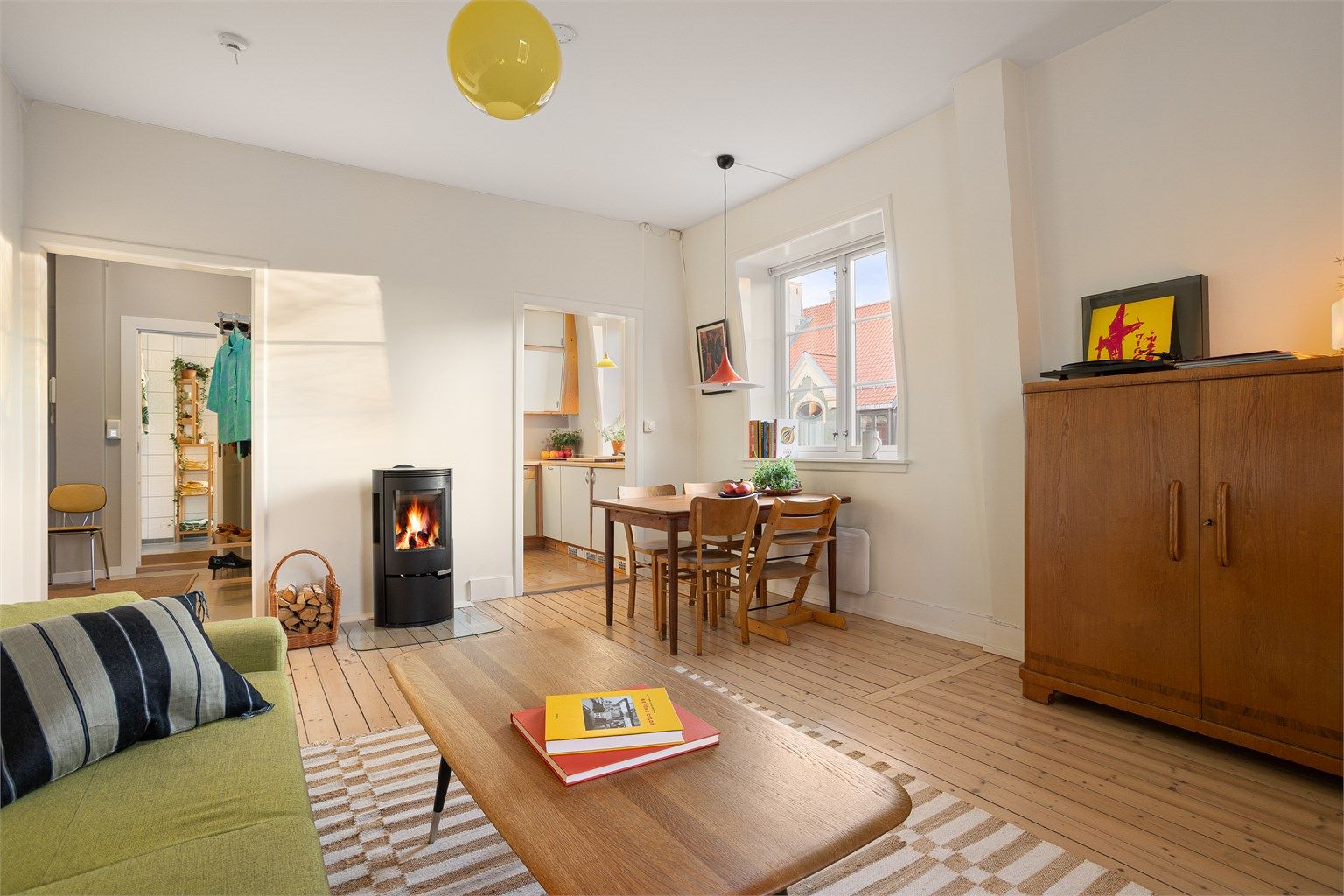 Den gode takhøyden, kombinert med vinduer på to sider av stuen, gir en svært god romfølelse