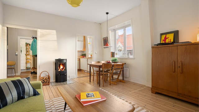 Den gode takhøyden, kombinert med vinduer på to sider av stuen, gir en svært god romfølelse