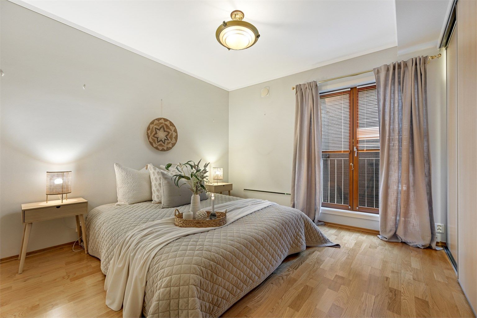 Hovedsoverom har privat inngang til garderobe og bad