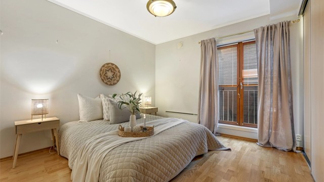 Hovedsoverom har privat inngang til garderobe og bad