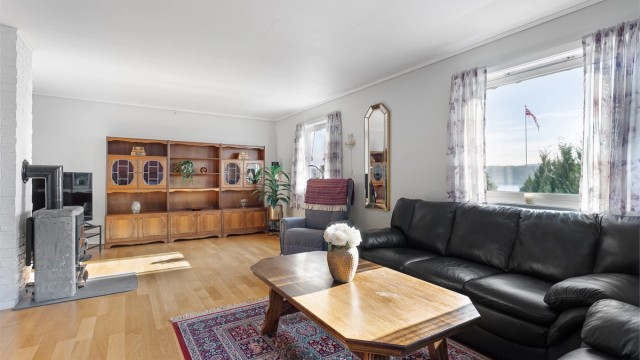 Stuen har en peisovn med glassdør som gir varme på kalde dager.