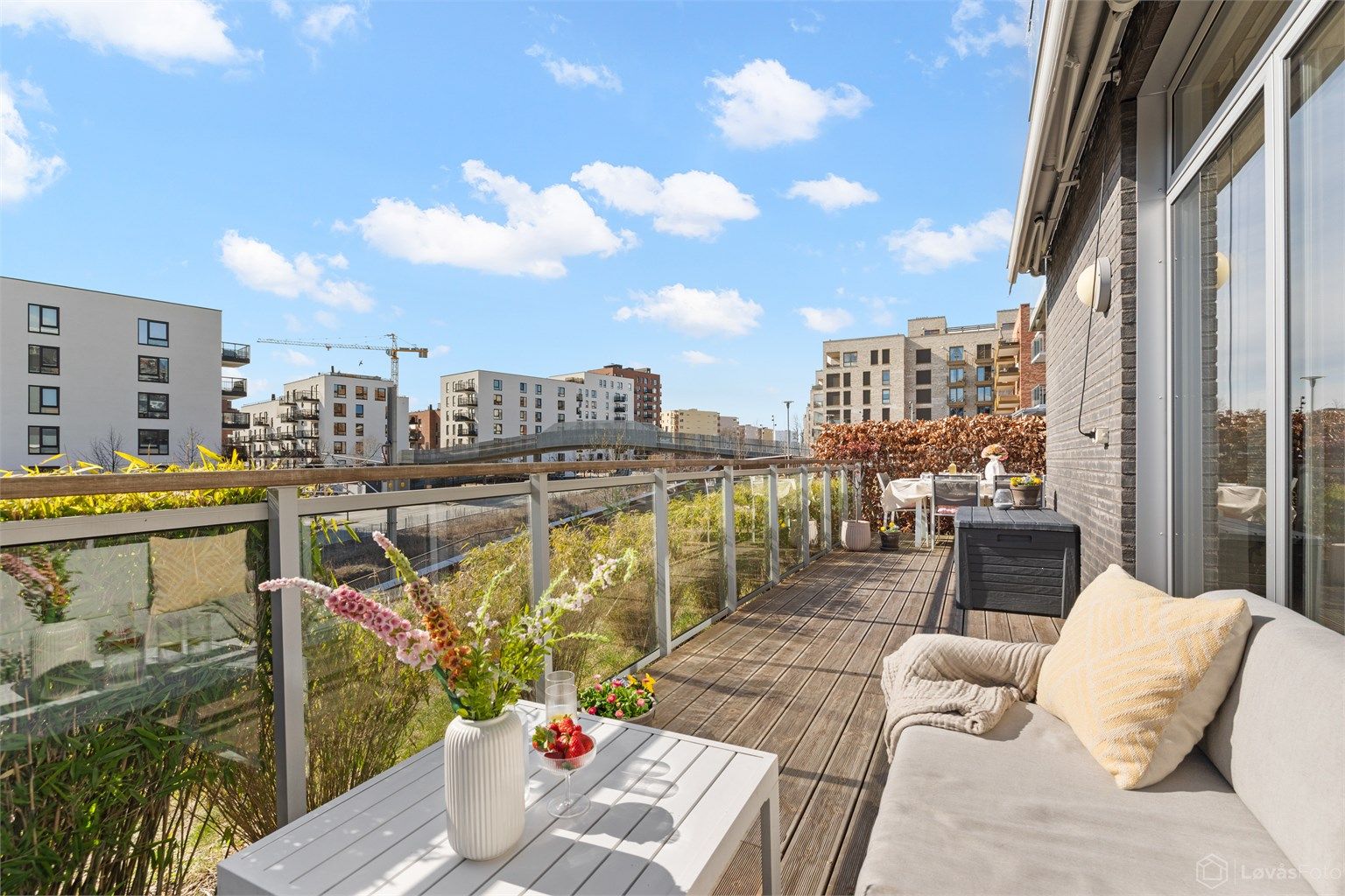 En usjenert og moderne 3-roms leilighet fra 2017 med en romslig markterrasse på hele 23 m². Her får du bl.a. gode solforhold, samt tilgang til heis og garasjeplass med elbillader.