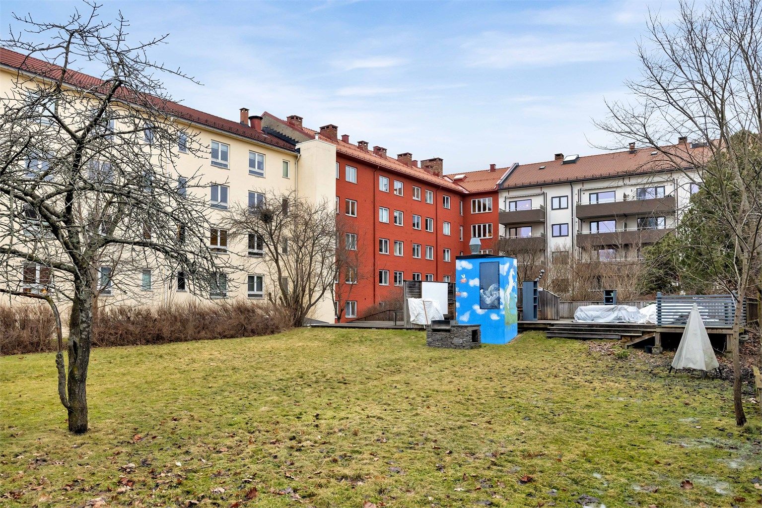 Prisbelønnet bakgård med grill, utekino og flere større separate sittegrupper. 