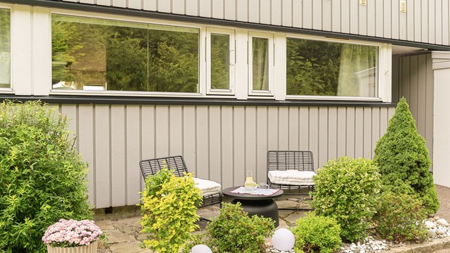 - Det er også et fin uteområde på sørsiden av boligen, her kan morgensolen nytes -