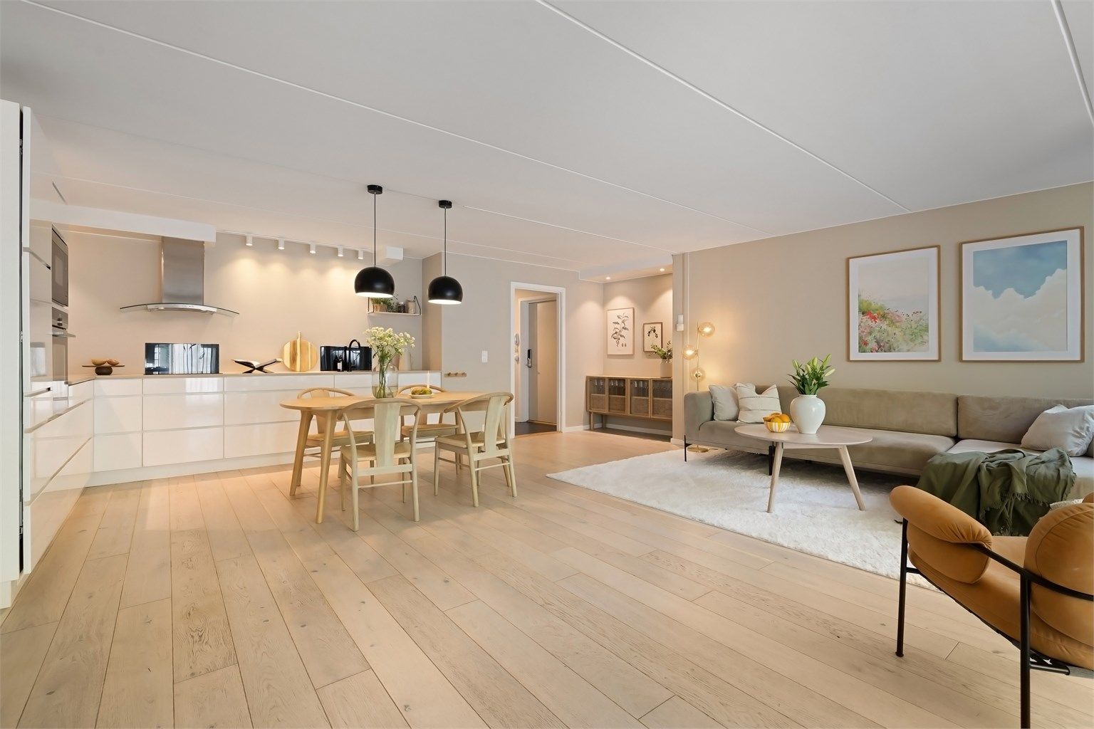 Tiltalende og moderne stue med en lys og luftig romfølelse