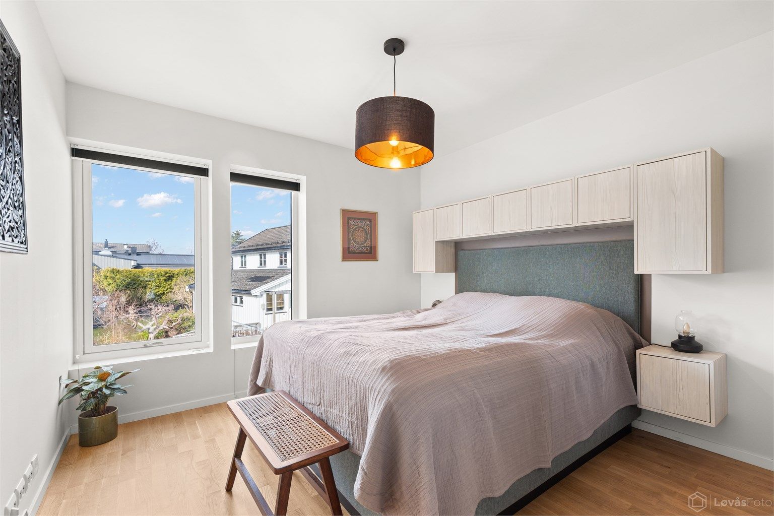 Hovedsoverommet har plassbygd sengegavl med integrert oppbevaring.