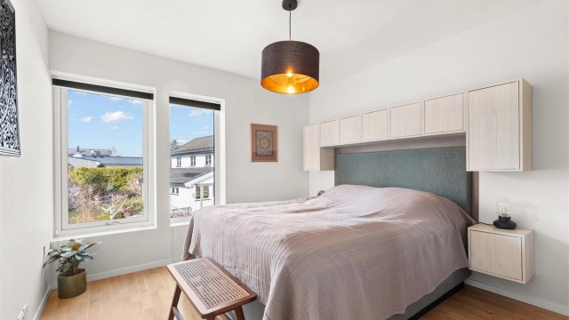 Hovedsoverommet har plassbygd sengegavl med integrert oppbevaring.