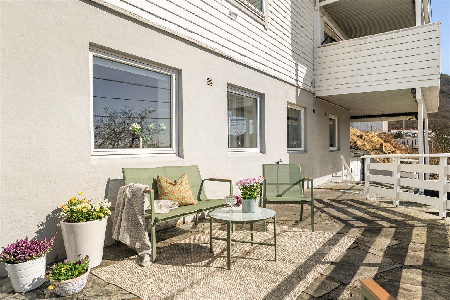 - Her kan man sitte i solveggen og nyte fra ca. 12.00 til den går ned -