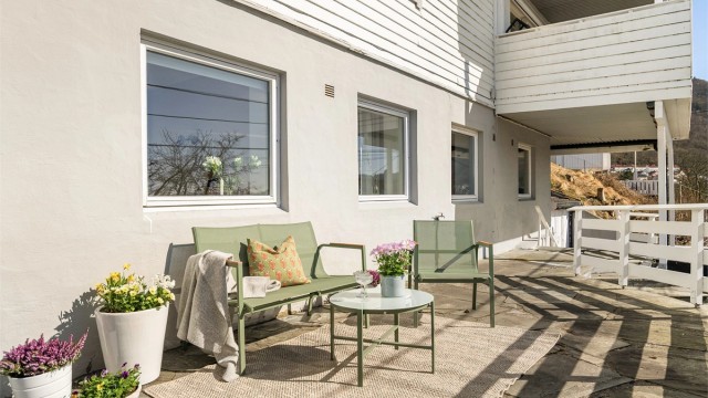 - Her kan man sitte i solveggen og nyte fra ca. 12.00 til den går ned -