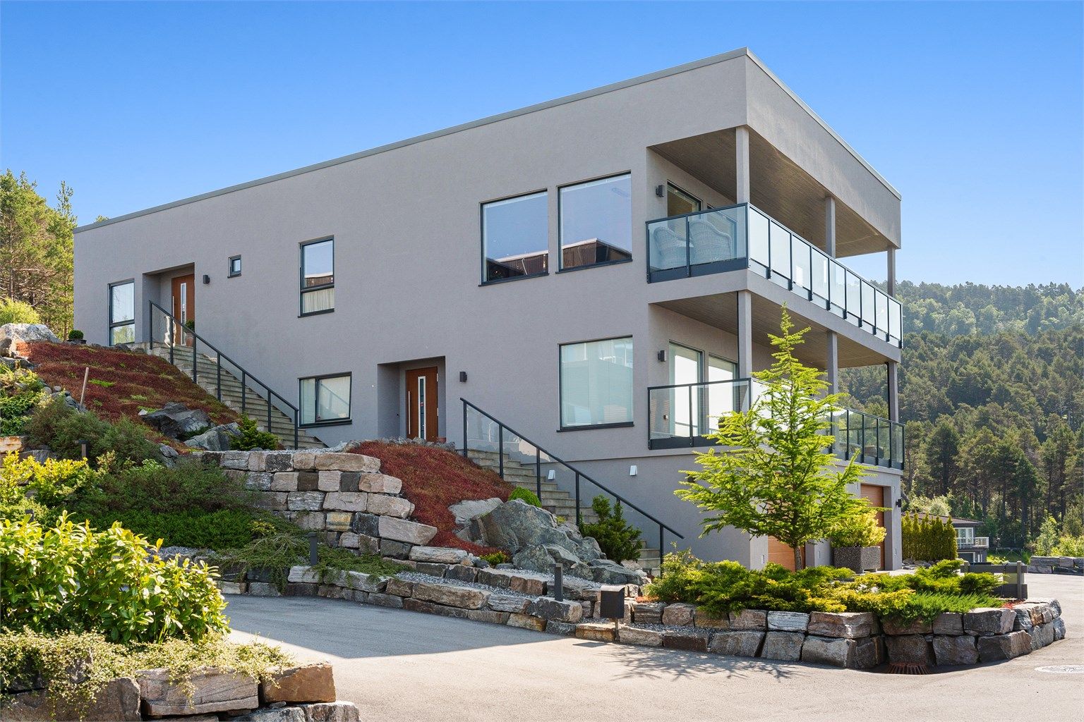 Stor 1/2-part horisontaldelt tomannsbolig beliggende i toppetasjen. Garasje og boder i underetasjen