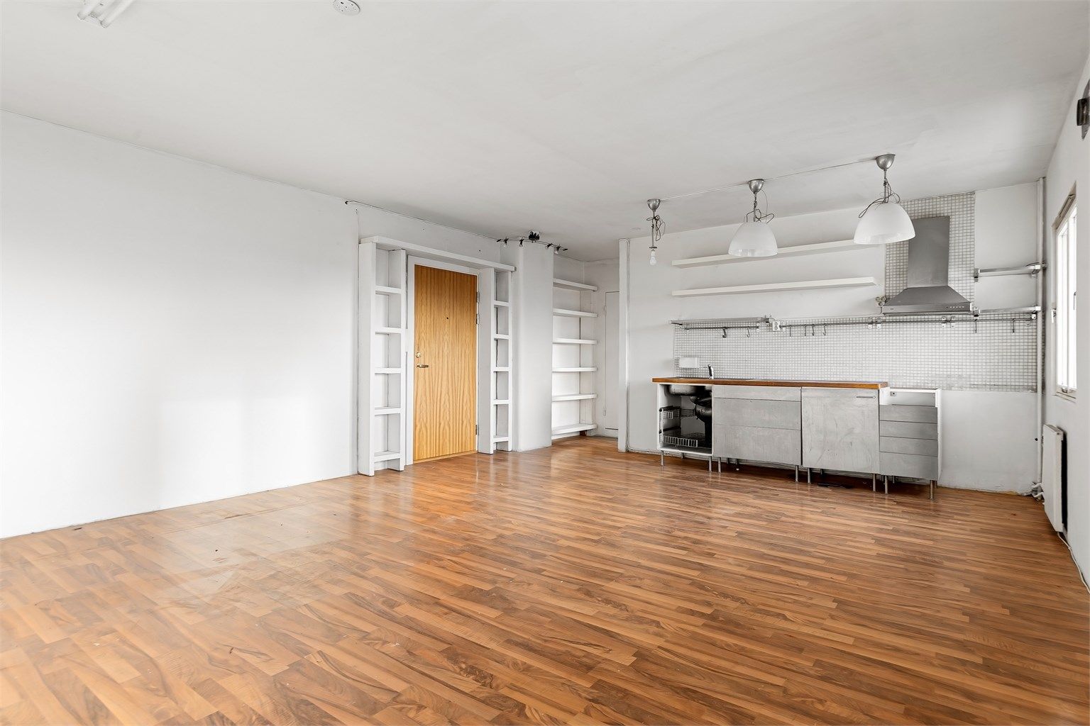 Den åpne planløsningen gir stor frihet til å innrede med både sofagruppe og spisebord.