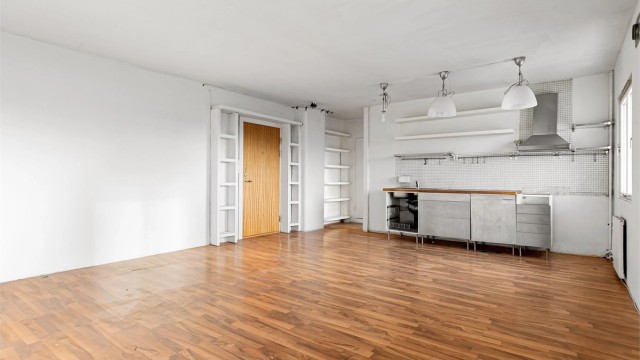 Den åpne planløsningen gir stor frihet til å innrede med både sofagruppe og spisebord.