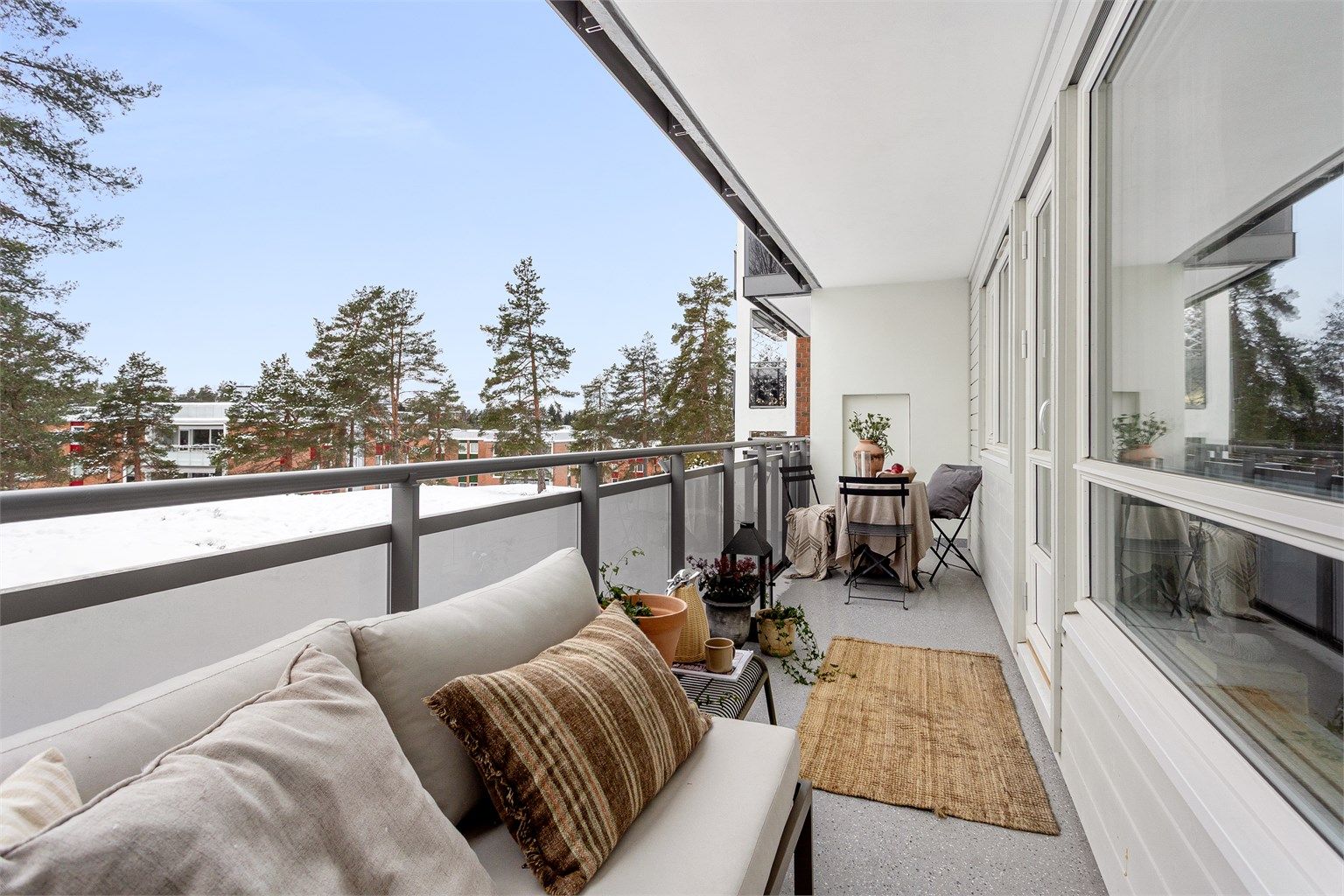 Boligen har en romslig, vestvendt balkong på 10 kvm som vender mot rolige og grønne fellesområder.