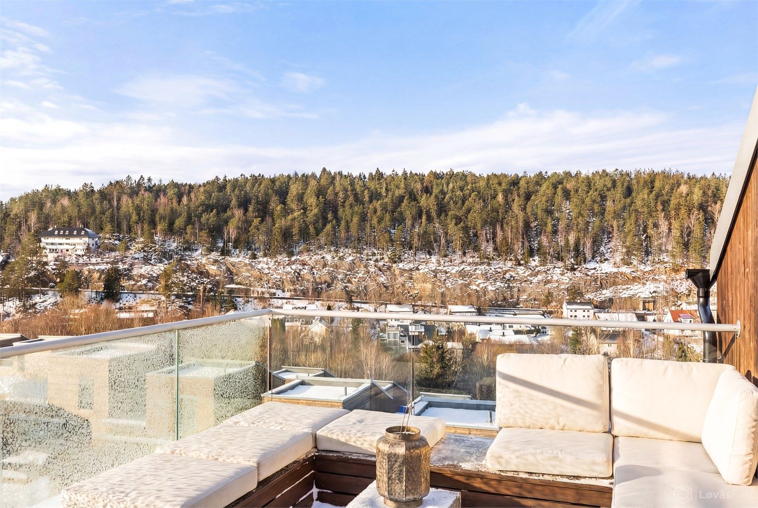 Den romslige takterrassen på 18 m² har gode solforhold.