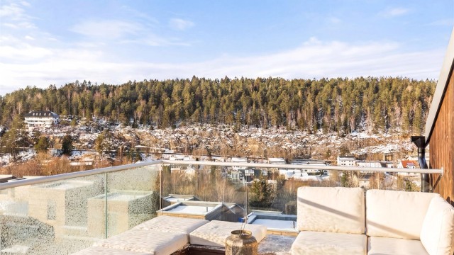 Den romslige takterrassen på 18 m² har gode solforhold.