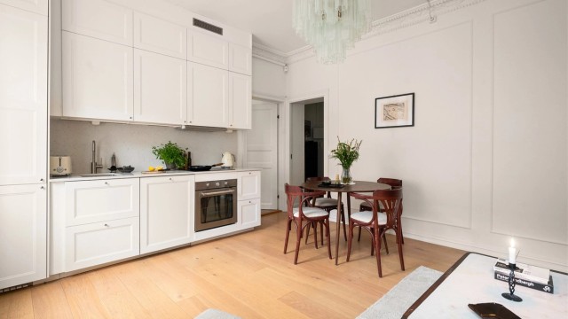 Kjøkkenet ble i 2024 flyttet ut i stuen og har en flott innredning som kler leilighetens klassiske stil.