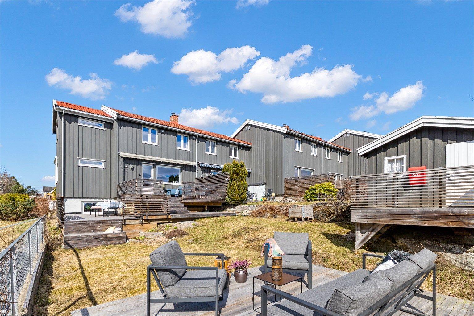 Velkommen til Brannfjellveien 98A - Stort  og meget pent enderekkehus | Flott hage | Garasje | Unik nærhet til friområde 