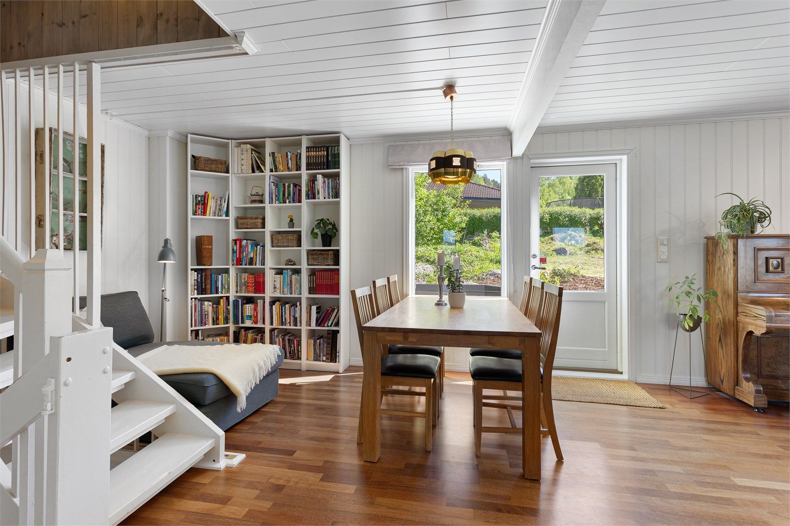 Utgang fra stuen til terrasse og hage på baksiden av boligen