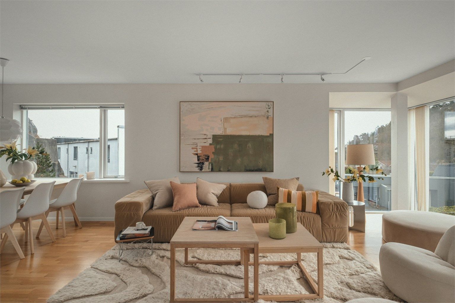 Gulvflatene er belagt med parkett og det er malte veggflater