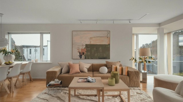 Gulvflatene er belagt med parkett og det er malte veggflater