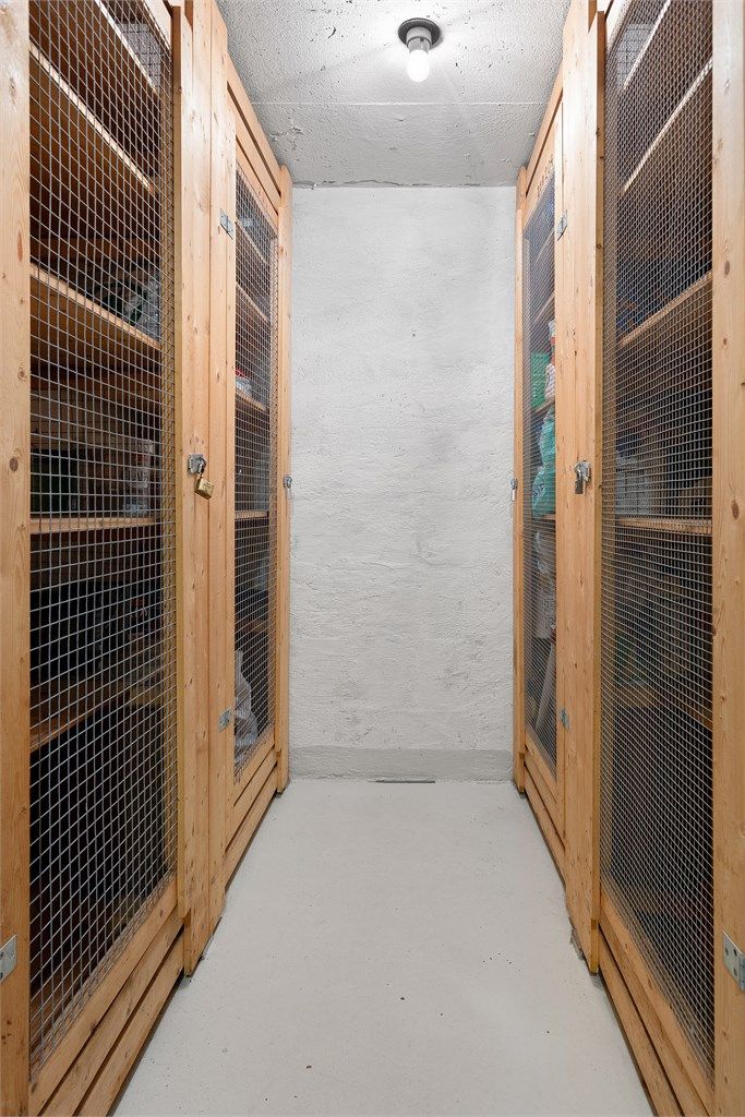 Leiligheten disponerer også et "matskap" på ca. 0,5 kvm i kjeller 