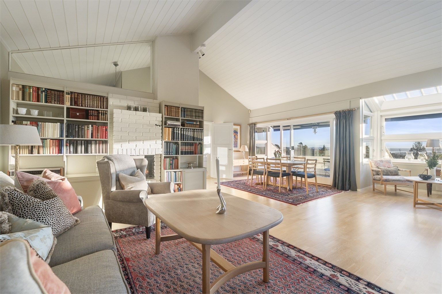 God takhøyde forsterker det lyse og åpne preget.