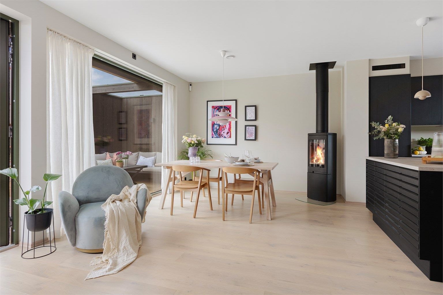 Velkommen til Skogsnarveien 49! Et moderne og stilrent enderekkehus fra 2024 med gjennomgående høy standard.