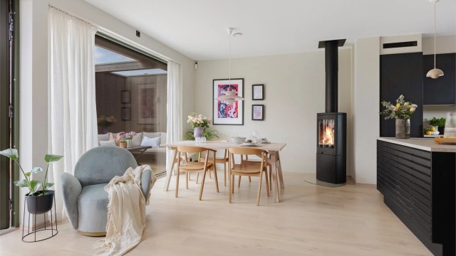 Velkommen til Skogsnarveien 49! Et moderne og stilrent enderekkehus fra 2024 med gjennomgående høy standard.