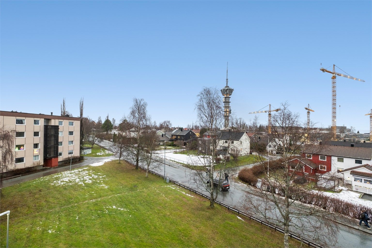 Ved Egon Tårnet kan man nyte middagen 74 meter over bakken, og ved gatekjøkkenet Bugatti kan man bestille gatekjøkkenmat dersom det frister mer. Valentinlyst Senter er også like i nærheten med bakeri, detaljhandel, vinmonopol med mer. 