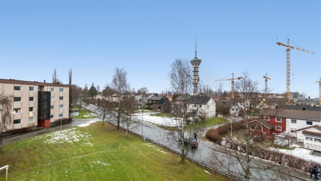 Ved Egon Tårnet kan man nyte middagen 74 meter over bakken, og ved gatekjøkkenet Bugatti kan man bestille gatekjøkkenmat dersom det frister mer. Valentinlyst Senter er også like i nærheten med bakeri, detaljhandel, vinmonopol med mer.