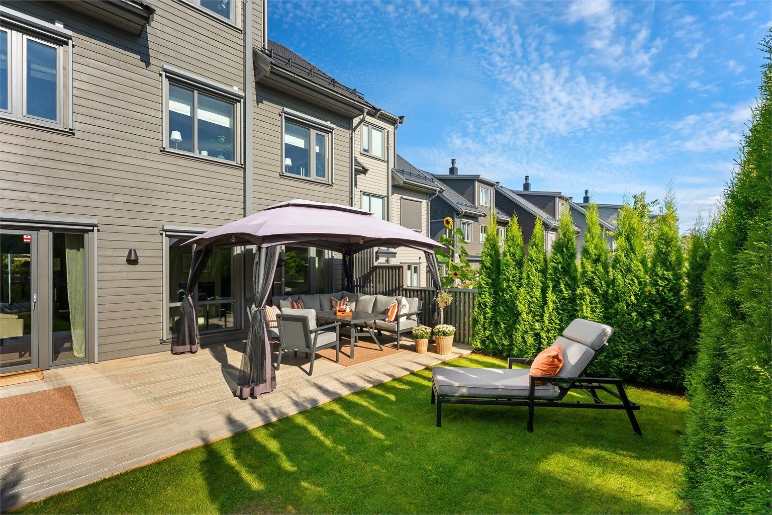 Sydvestvendt terrasse og hage med svært gode solforhold. I sommermånedene er det normalt sol fra ca. kl. 10:00 på formiddagen til ca. kl. 20:00 på kvelden. 