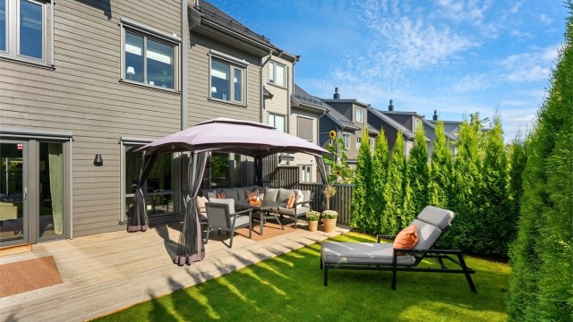 Sydvestvendt terrasse og hage med svært gode solforhold. I sommermånedene er det normalt sol fra ca. kl. 10:00 på formiddagen til ca. kl. 20:00 på kvelden.