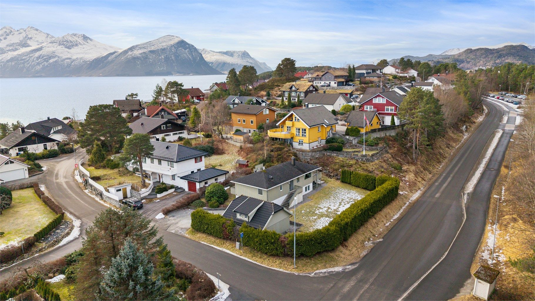 Dronebilde v eiendommen og nærområdet tatt fra nordøst mot sydvest