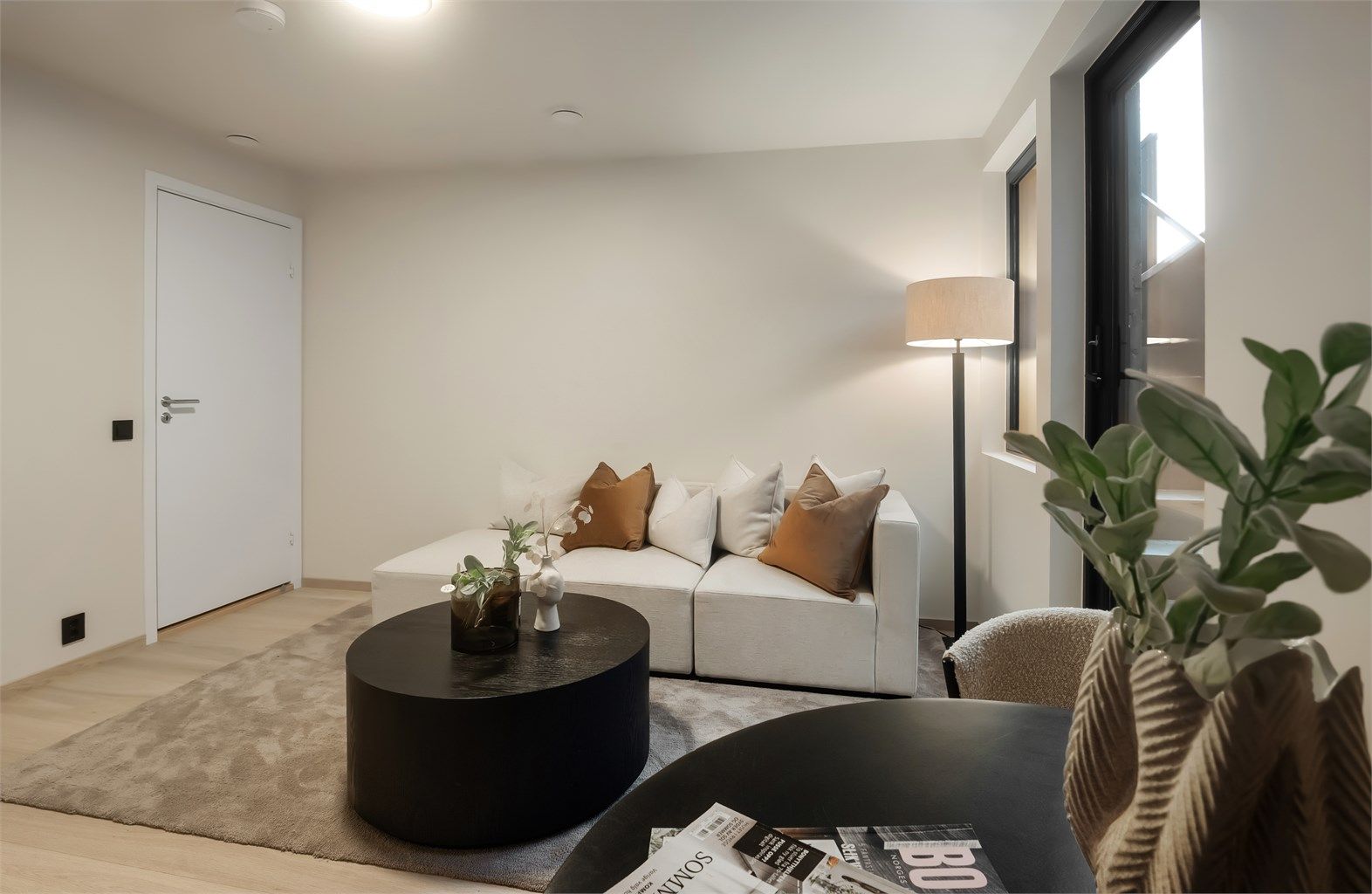 Rommet har 1-stavs eikeparkett og er klargjort med vann- og avløpspunkt i vegg for eventuell fremtidig kjøkkenløsning. Ikke godkjent varig oppholdsrom.