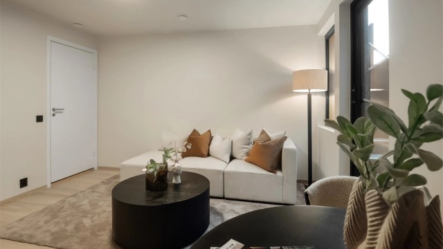 Rommet har 1-stavs eikeparkett og er klargjort med vann- og avløpspunkt i vegg for eventuell fremtidig kjøkkenløsning. Ikke godkjent varig oppholdsrom.