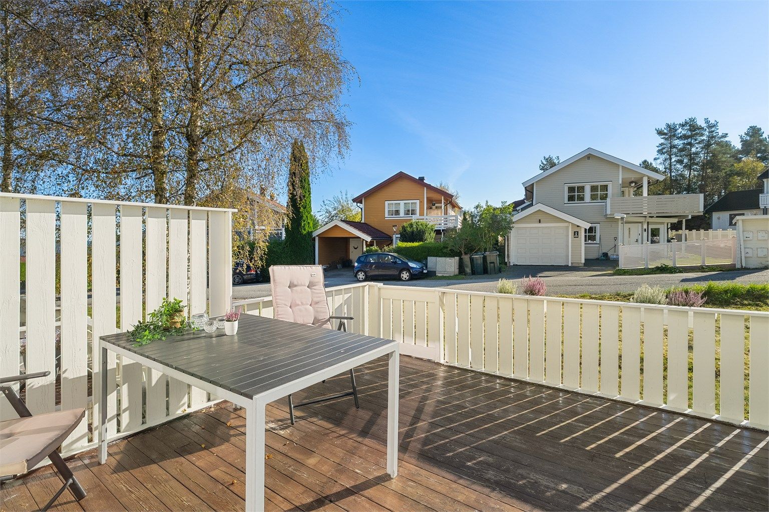 På terrassen er det sol fra ca. 08:00 til 16:00 iflg. selger