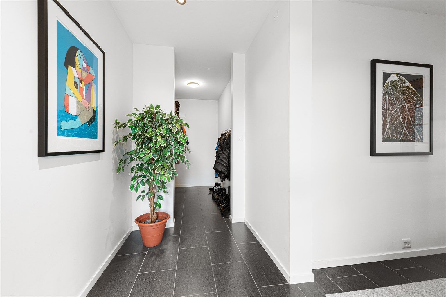 Egen garderobeavdeling i entre/hall med gode oppbevaringsmuligheter for yttertøy og sko