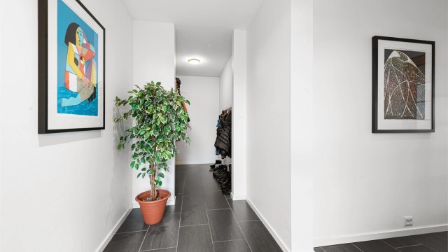 Egen garderobeavdeling i entre/hall med gode oppbevaringsmuligheter for yttertøy og sko