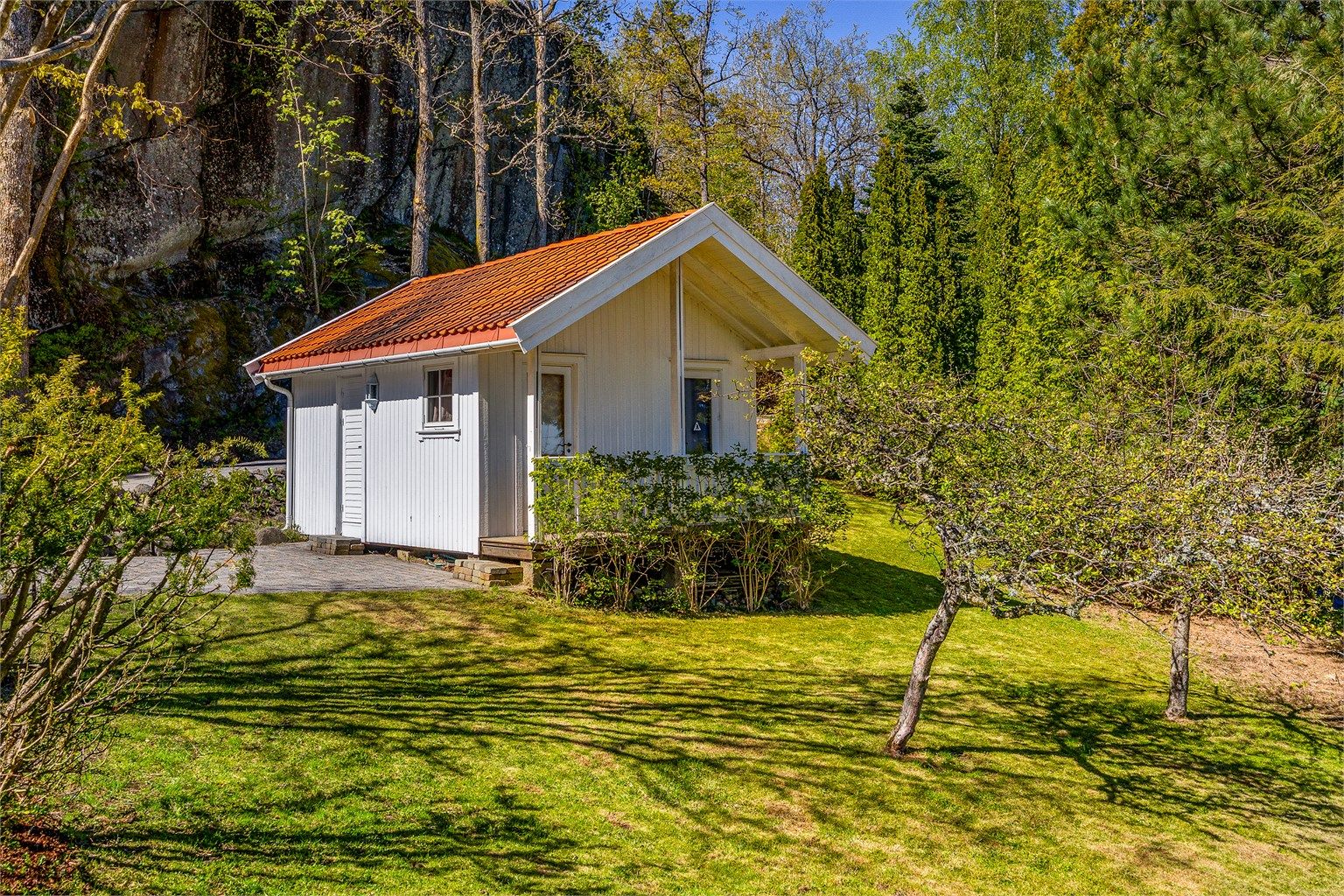 Eiendommen inkluderer et anneks innredet for overnatting og en frittliggende bod.