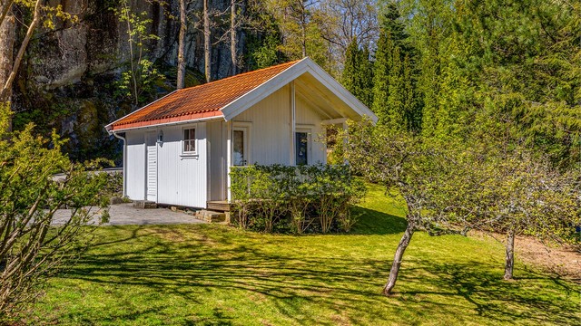 Eiendommen inkluderer et anneks innredet for overnatting og en frittliggende bod.