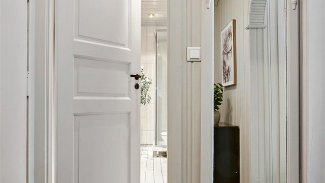 Fra entréen er det adkomst til badet og videre inn i leilighetens oppholdsrom.