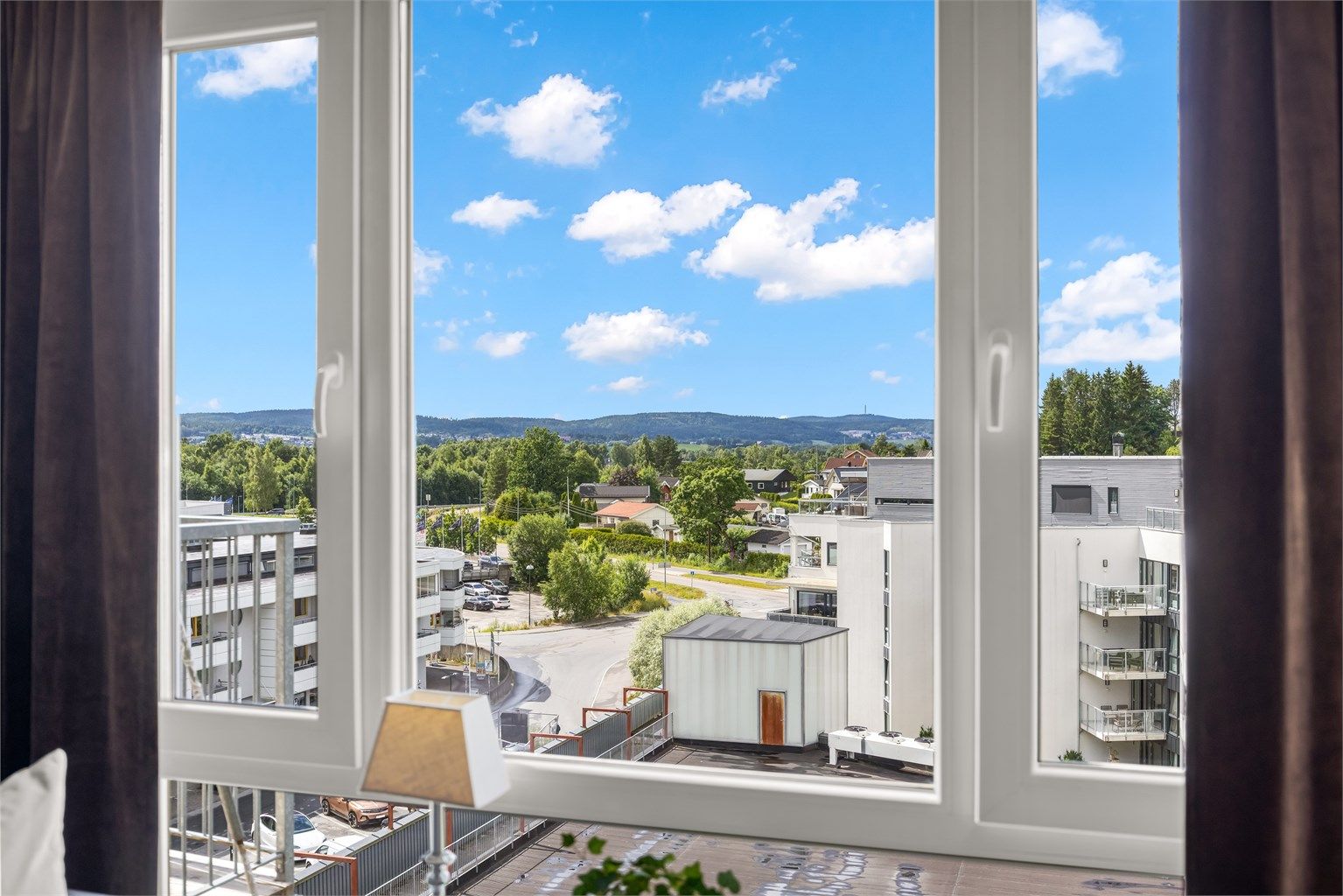 Fra leiligheten er det fritt utsyn over nærområdet.