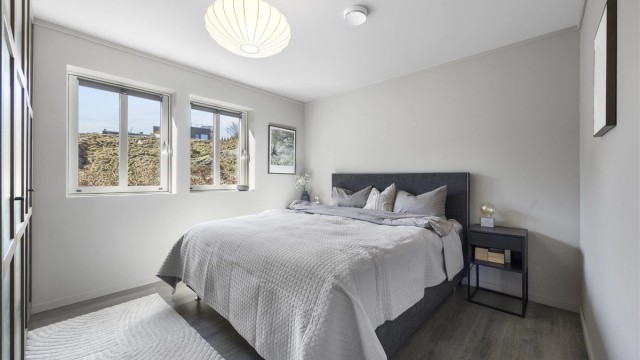 Ett av boligens fire soverom ligger praktisk til i første etasje.