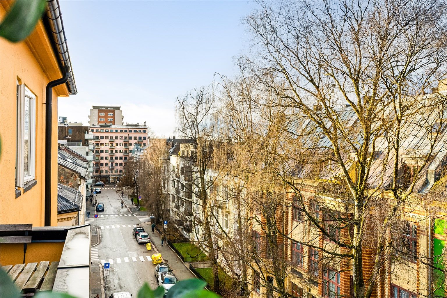 Utgang til balkong på 2 kvm med plass til en liten sittegruppe. 