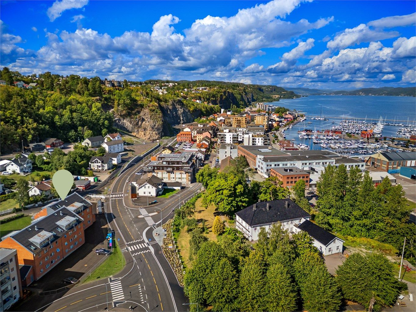 Hverdagen her er enkel og effektiv, hvor bilen trygt kan stå parkert.