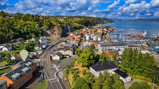 Hverdagen her er enkel og effektiv, hvor bilen trygt kan stå parkert.