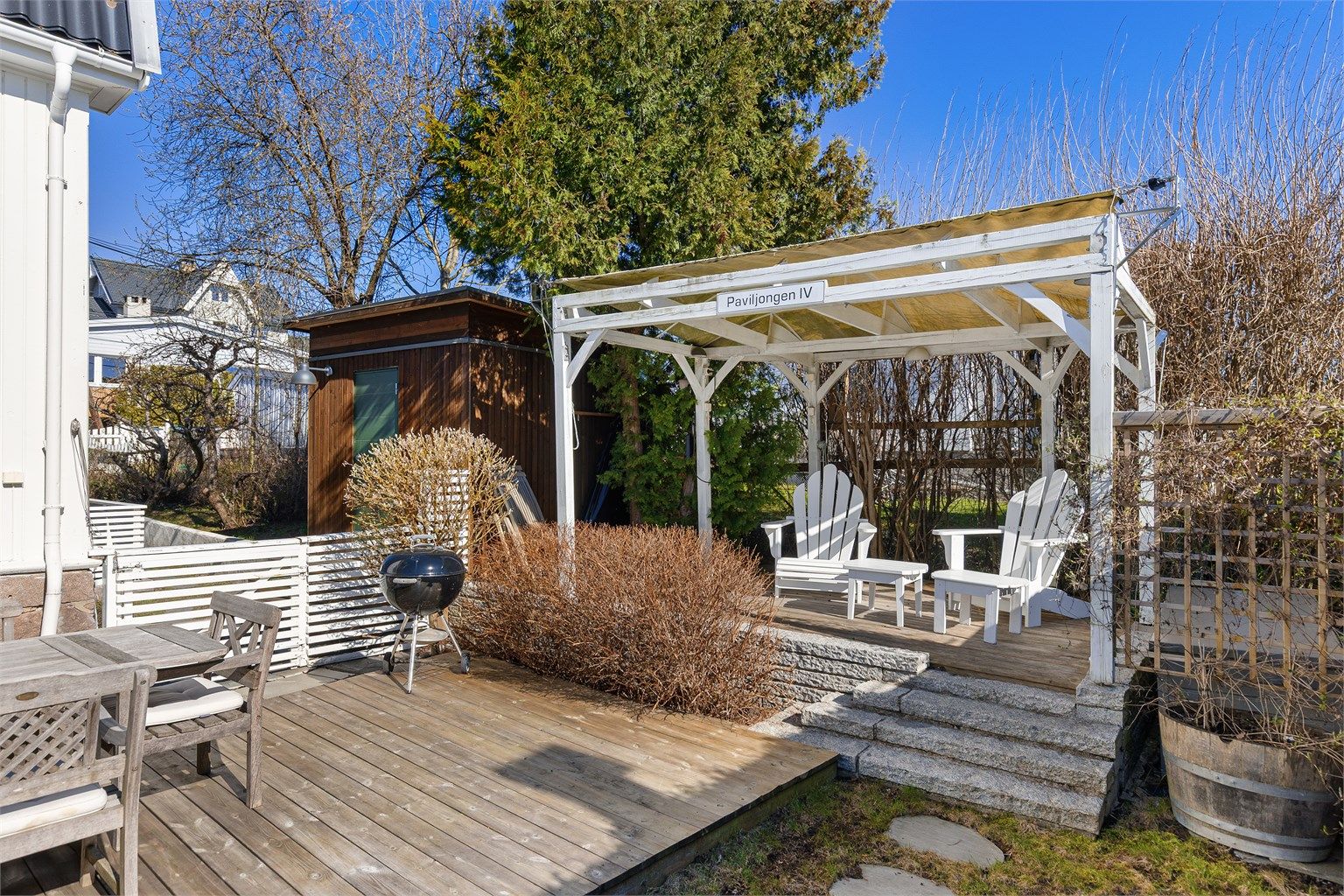 Paviljongen IV med sitteplasser kommer godt med om det skulle komme en skur