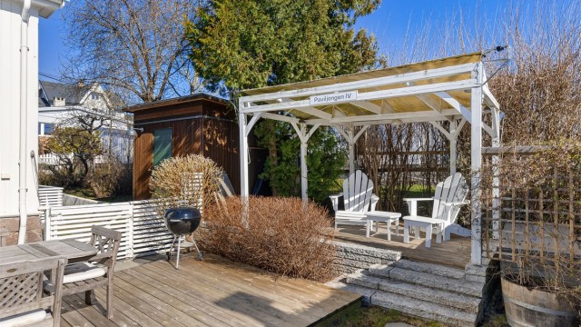 Paviljongen IV med sitteplasser kommer godt med om det skulle komme en skur